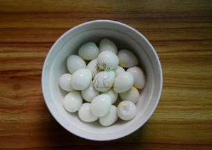 鹌鹑蛋煮熟剥壳