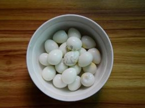 鹌鹑蛋煮熟剥壳