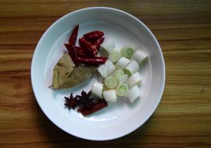 大葱切段，干辣椒切段；香叶、八角、桂皮洗净