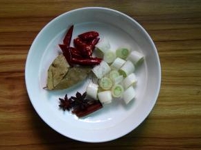大葱切段，干辣椒切段；香叶、八角、桂皮洗净