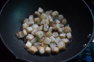 锅烧热，倒入五花肉翻炒至微焦黄出油，盛出待用