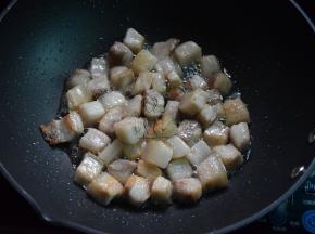 锅烧热，倒入五花肉翻炒至微焦黄出油，盛出待用