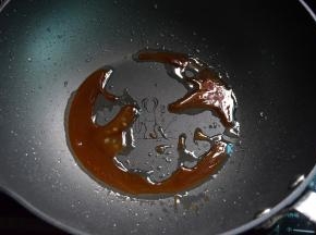 留少许油，放入冰糖小火翻炒至深褐色