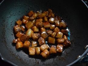 加入五花肉炒匀上色，再调入酱油和红烧汁炒匀