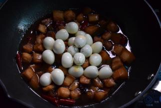 将鹌鹑蛋加入肉中，再炖30分钟