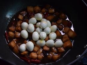 将鹌鹑蛋加入肉中，再炖30分钟