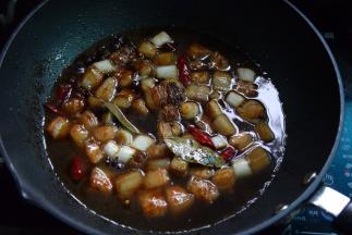 加热水没过材料，再加入黄酒，先小火炖30分钟