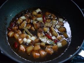 加热水没过材料，再加入黄酒，先小火炖30分钟