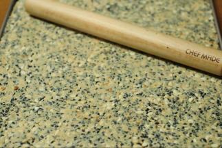 倒入学厨牛轧糖烤盘模具，用擀面杖按压擀平整。