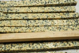 带微热的度开始切割平整。（天气变冷，冷的比较快，一擀平我就倒出来切，硬凉越不容易切。）