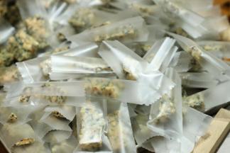 装袋封口保存，也可以用牛轧糖纸，目地都一样，不受潮保存的可以比较久。