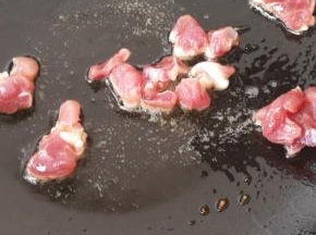 放入肉 翻炒