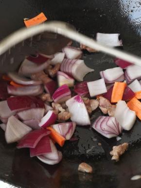 加入圆葱 胡萝卜片