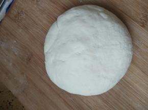 面粉加水加酵母活成发面团