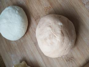 取一半面团加入煮熟的胡萝卜泥揉成黄色面团