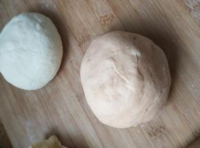 取一半面团加入煮熟的胡萝卜泥揉成黄色面团