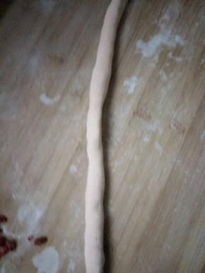取一馒头大小面团搓成长条