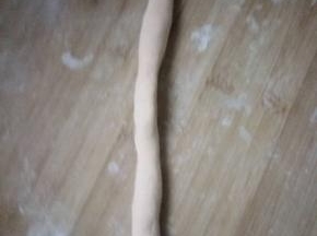 取一馒头大小面团搓成长条