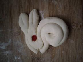 把嘴巴割开，加入枸杞当红眼