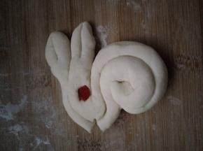 把嘴巴割开，加入枸杞当红眼