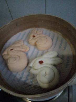 做了两种颜色，放在蒸笼里