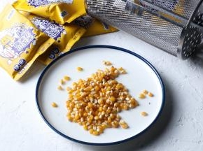 把玉米粒倒入盘中，涮一点点的色拉油至玉米粒表面。