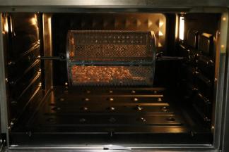 倒入烤笼。东菱烤箱220度，烤制15-20分钟，无需预热（蝶形的玉米粒烤的时间会比圆形的更短一些。）烘烤完成后记得带手套取出烤笼即可。我烤的是原味的喔，香香的。