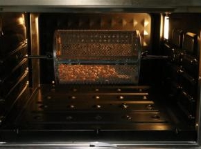 倒入烤笼。东菱烤箱220度，烤制15-20分钟，无需预热（蝶形的玉米粒烤的时间会比圆形的更短一些。）烘烤完成后记得带手套取出烤笼即可。我烤的是原味的喔，香香的。