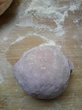 面粉加水加紫薯泥加酵母活成发面团