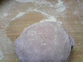 面粉加水加紫薯泥加酵母活成发面团