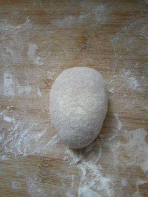 取一个馒头大小面团揉成椭圆形