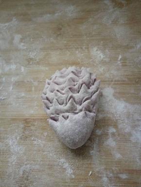 用剪刀再面团上剪出刺猬的刺