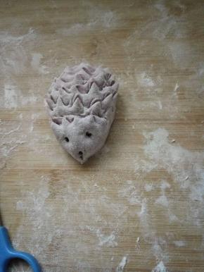 前面捏出尖尖角加两个花椒粒做眼睛