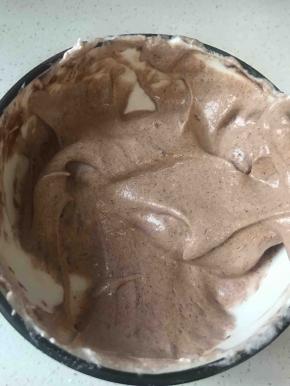 加入30克打发的蛋清蛋可可面糊里面拌匀，然后装入裱花袋备用