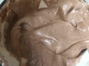 加入30克打发的蛋清蛋可可面糊里面拌匀，然后装入裱花袋备用