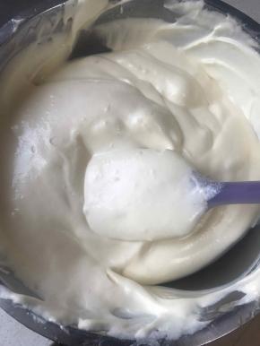 剩下的蛋清分3次加入蛋黄糊里面拌匀，翻拌式，不要划圈，以免消泡，拌均匀的蛋糕糊装入另一个干净的裱花袋备用