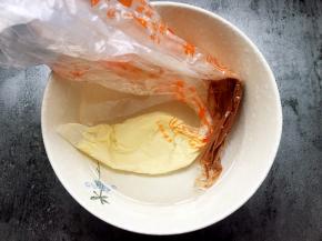 黑白巧克力放入裱花袋隔水融化。