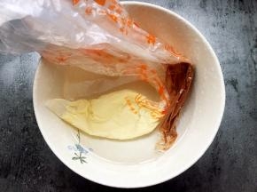 黑白巧克力放入裱花袋隔水融化。