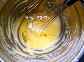 再加入玉米油拌匀。