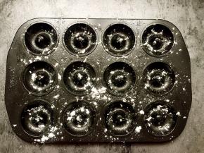 模具刷油撒粉。