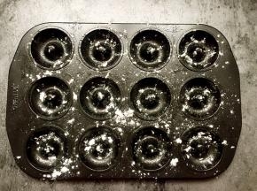 模具刷油撒粉。