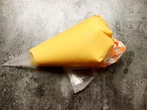 做好的蛋糕糊装入裱花袋中。