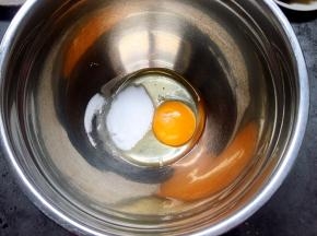 将鸡蛋、几滴柠檬汁和细砂糖放入盆中搅打至颜色稍发白。