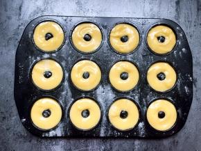 将蛋糕糊挤入模具。烤箱175度预热10分钟，放入烤盘烤12-16分钟。中途注意查看上色情况。