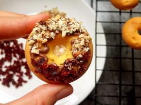 沾上杏仁和蔓越莓颗粒等待巧克力凝固就做好了！