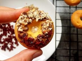 沾上杏仁和蔓越莓颗粒等待巧克力凝固就做好了！