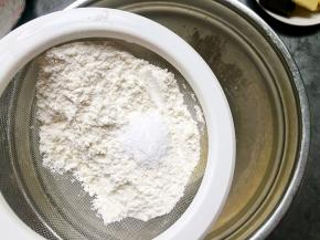 将面粉和泡打粉一起过筛加入蛋液中拌匀。