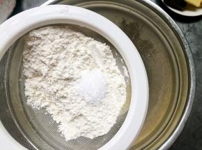 将面粉和泡打粉一起过筛加入蛋液中拌匀。