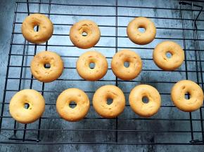 烤好的甜甜圈脱模放在烤架上晾凉。