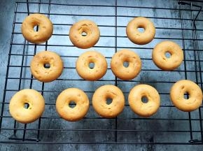 烤好的甜甜圈脱模放在烤架上晾凉。